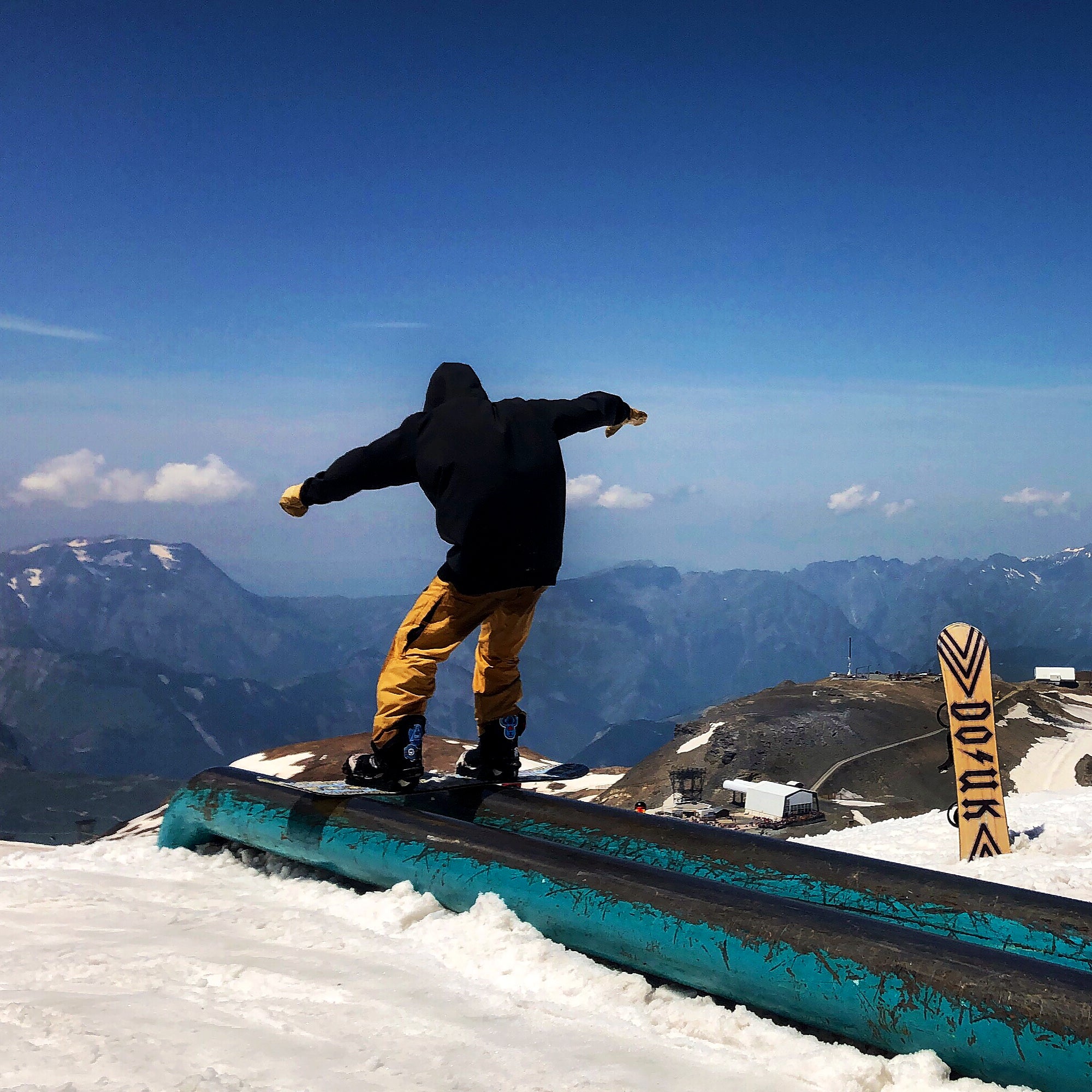 Tips for Caring for Your Sintered Base Snowboard – Douk Snow